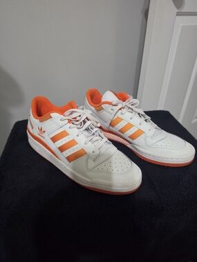 Adidas White & Orange Low-Top Sneakers – Retro Three-Stripes